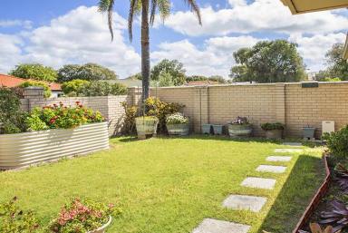 House For Sale - WA - Broadwater - 6280 - DUPLEX BRICK &TILE 3x2 in BROADWATER  (Image 2)