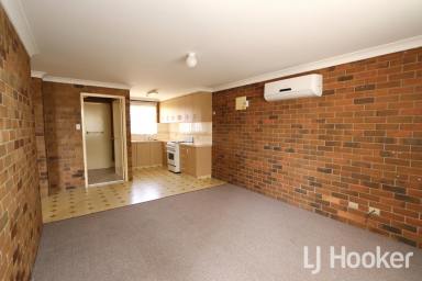 Unit For Lease - NSW - Inverell - 2360 - Brick Unit Near Wade Street Store  (Image 2)