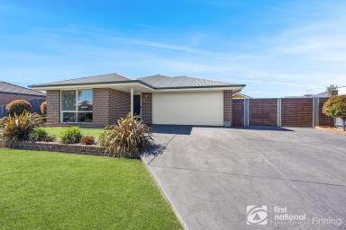 House For Sale - VIC - Koo Wee Rup - 3981 - COUNTRY LIVING WITH ALL OF YOUR CITY CONVENIENCES  (Image 2)