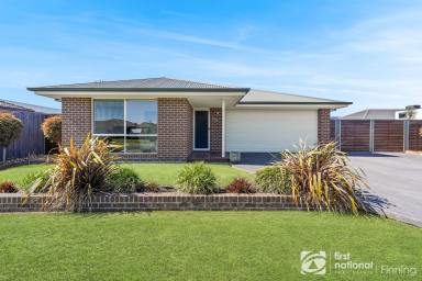 House For Sale - VIC - Koo Wee Rup - 3981 - COUNTRY LIVING WITH ALL OF YOUR CITY CONVENIENCES  (Image 2)