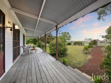 Lifestyle For Sale - NSW - Lochinvar - 2321 - Conveniently Country  (Image 2)