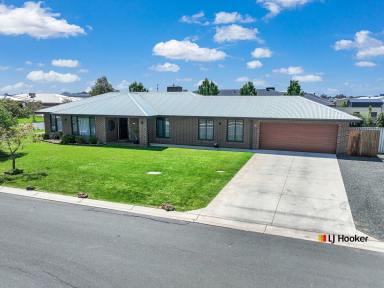 House For Sale - NSW - Moama - 2731 - Stylish & Room for the Pool & Shed!  (Image 2)