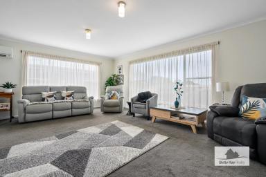 House For Sale - TAS - Smithton - 7330 - Stunning Immaculate Family Home in Smithton with Solar Panels  20 Panels.  (Image 2)