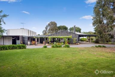 Acreage/Semi-rural Sold - VIC - Wangaratta South - 3678 - Lifestyle Home only 10 minutes from CBD  (Image 2)