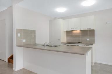 Unit Leased - QLD - Mooroobool - 4870 - SPACIOUS 4 BEDROOM TOWNHOUSE  (UNFURNISHED)  (Image 2)