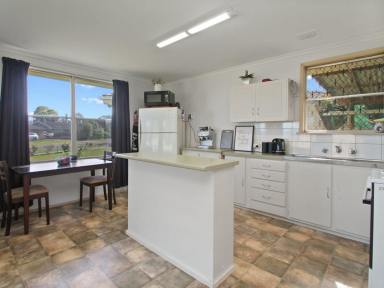 House For Sale - VIC - East Bairnsdale - 3875 - IDEAL MARKET ENTRY OR INVESTMENT OPPORTUNITY  (Image 2)