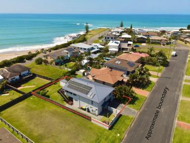 House For Sale - NSW - Wallabi Point - 2430 - STYLISH SEASIDE STUNNER  (Image 2)