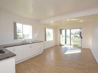 Unit For Lease - NSW - Old Bar - 2430 - BEACHFRONT THREE BEDROOM GROUND FLOOR UNIT WITH OCEAN VIEWS  (Image 2)