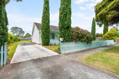 House For Sale - VIC - Yarram - 3971 - SOLID AFFORDABLE HOME ON A LARGE BLOCK  (Image 2)