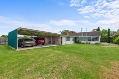 House For Sale - VIC - Yarram - 3971 - SOLID AFFORDABLE HOME ON A LARGE BLOCK  (Image 2)