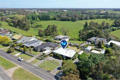 House For Sale - VIC - Bairnsdale - 3875 - Sunsets & Large Living Areas.  (Image 2)