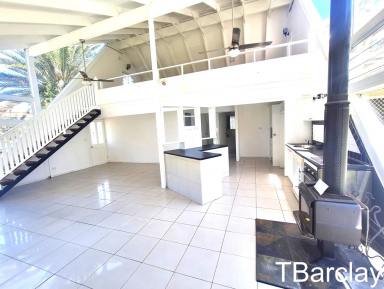 House For Sale - QLD - Macleay Island - 4184 - Perfect Artist Retreat  (Image 2)