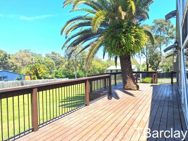 House For Sale - QLD - Macleay Island - 4184 - Perfect Artist Retreat  (Image 2)