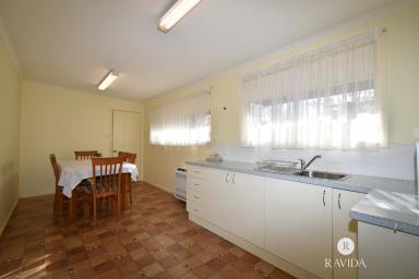 House Leased - VIC - Beechworth - 3747 - POSITION PERFECT!  (Image 2)