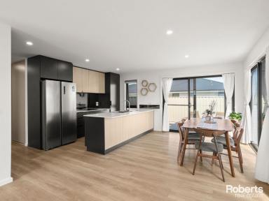 Unit For Sale - TAS - East Devonport - 7310 - Stylish, Low-Maintenance Living in Exclusive Beachrock View  (Image 2)