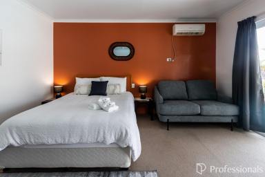 Unit For Sale - QLD - Dolphin Heads - 4740 - Poolside View!  (Image 2)