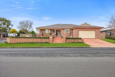 House For Sale - NSW - Tamworth - 2340 - ENTERTAINERS DELIGHT, GREAT LOCATION AND QUALITY HOME - ALL BOXES TICKED HERE  (Image 2)