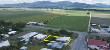 House For Sale - QLD - Trebonne - 4850 - HIGHSET 4 BEDROOM HOME IN COUNTRY TOWNSHIP!  (Image 2)