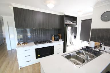 House For Sale - VIC - Elmore - 3558 - CONTEMPORARY TOWNHOUSE WITH MODERN AMENITIES  (Image 2)