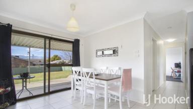 House For Lease - NSW - Inverell - 2360 - Low Maintenance, Spacious Home  (Image 2)