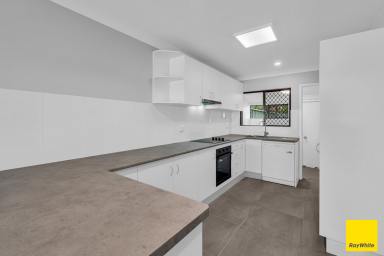 Duplex/Semi-detached Auction - QLD - Holloways Beach - 4878 - Stylish & Renovated Half Duplex!  (Image 2)