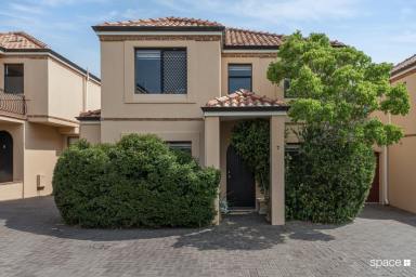 Townhouse For Sale - WA - Scarborough - 6019 - Bright and Serene Coastal Escape  (Image 2)