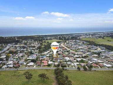 House For Sale - VIC - Lakes Entrance - 3909 - FAMILY HOME WITH OCEAN VIEWS!  (Image 2)