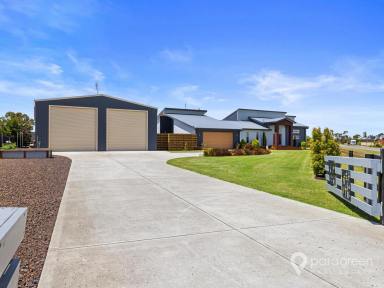 House For Sale - VIC - Port Albert - 3971 - LUXURY ENTERTAINER  (Image 2)