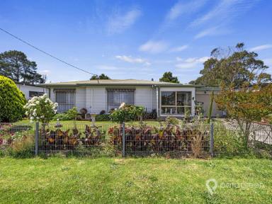 House For Sale - VIC - Port Welshpool - 3965 - DECEPTIVELY LARGE 2 BEDROOM HOME  (Image 2)