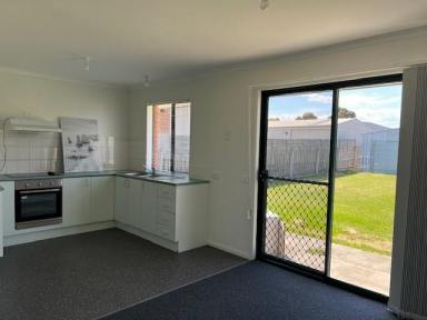 House Leased - VIC - Lucknow - 3875 - Refurbished, Neat and Tidy 3 Bedroom Brick Home

APPLICATION PENDING  (Image 2)