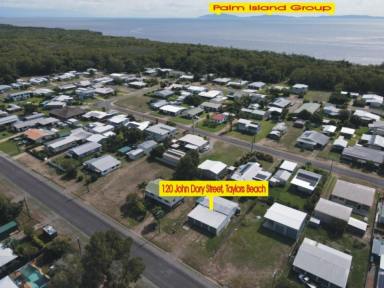 House For Sale - QLD - Taylors Beach - 4850 - BEACH HOME OR RETIREMENT HAVEN  WITH 4 LOCK UP VEHICLE BAYS !  (Image 2)