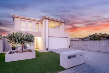 House For Sale - WA - Mullaloo - 6027 - Absolutely Stunning 2 Storey Family Home with Ocean Views!  (Image 2)