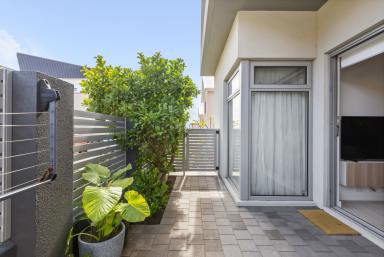 Townhouse For Sale - WA - Scarborough - 6019 - U N D E R | C O N T R A C T  (Image 2)