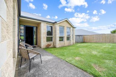 House For Sale - VIC - Leongatha - 3953 - Family home on Spacious block  (Image 2)