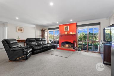 House Sold - VIC - Somerville - 3912 - Charming updated residence so close to everything  (Image 2)