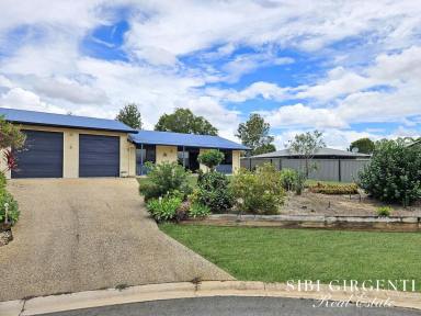 House For Sale - QLD - Mareeba - 4880 - LOW MAINTANENCE LIVING WITH HUGE EXTRA HIGH DOUBLE GARAGE  (Image 2)