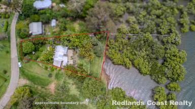 House For Sale - QLD - Lamb Island - 4184 - Absolute North-Facing Waterfront Paradise with 60 metre Long Jetty  (Image 2)