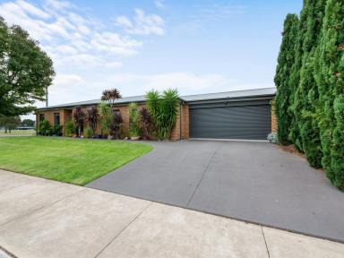 House For Sale - VIC - Bairnsdale - 3875 - PERFECT DOWNSIZER ON CORNER BLOCK  (Image 2)