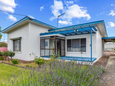 House For Sale - SA - Penola - 5277 - Charming  Home with Granny Flat/Studio in Great Location  (Image 2)