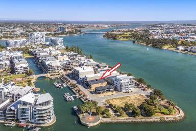 House For Sale - WA - Mandurah - 6210 - GREEN TITLE & TRIPLE GARAGE IN THE MARINA  (Image 2)