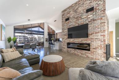 House For Sale - WA - Mandurah - 6210 - GREEN TITLE & TRIPLE GARAGE IN THE MARINA  (Image 2)
