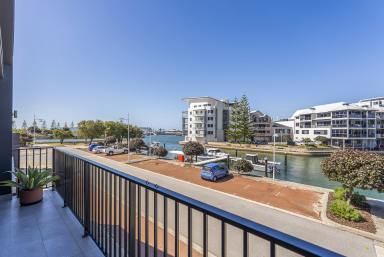 House For Sale - WA - Mandurah - 6210 - GREEN TITLE & TRIPLE GARAGE IN THE MARINA  (Image 2)