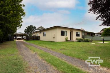 House For Sale - NSW - Glen Innes - 2370 - Stunning Family Home in Glen Innes  (Image 2)