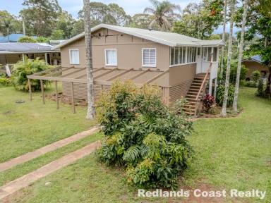 House For Sale - QLD - Russell Island - 4184 - Appealing Renovated Home in Close Proximity to School, Ferry and Shops  (Image 2)