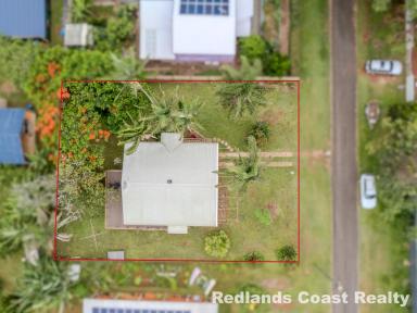 House For Sale - QLD - Russell Island - 4184 - Appealing Renovated Home in Close Proximity to School, Ferry and Shops  (Image 2)