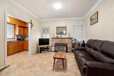 House For Sale - NSW - Goulburn - 2580 - Spacious and Charming Home in quiet West Goulburn  (Image 2)