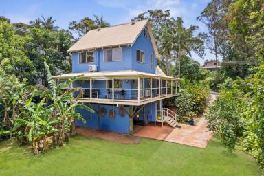 House For Sale - QLD - Macleay Island - 4184 - Waterfront 3 Story Cottage  (Image 2)