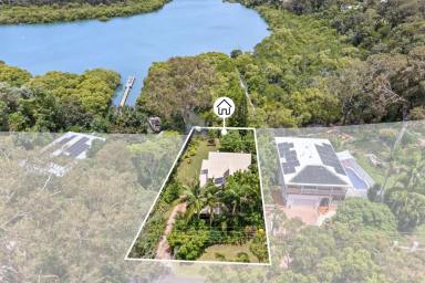 House For Sale - QLD - Macleay Island - 4184 - Waterfront 3 Story Cottage  (Image 2)