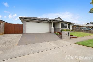 House For Sale - VIC - Drouin - 3818 - Ultimate Comfort, Easy Elegance & Sensational Location...  (Image 2)