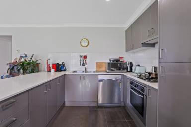 House For Sale - VIC - Drouin - 3818 - THREE BEDROOM TOWNHOUSE IN A PREMIUM LOCATION  (Image 2)